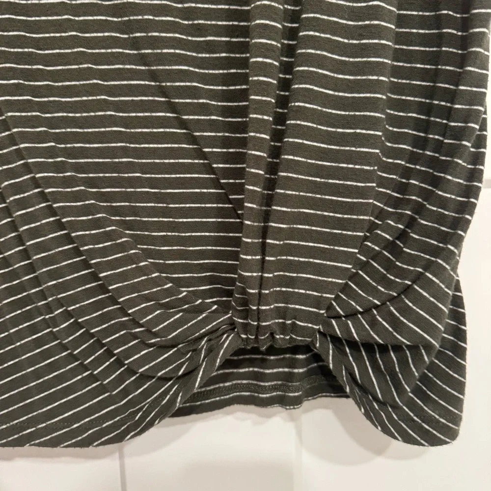 Women’s size Large | Nine Britton Tshirt - Picture 4 of 6